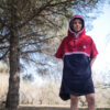 Jeune femme de face portant un poncho duo