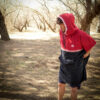 Jeune homme de 3 quarts portant un poncho duo