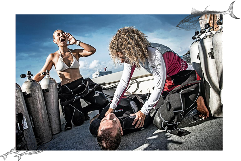 Photo de deux plongeuses sur un bateau en train de secourir quelqu'un pour représenter la spécialité Diver Stress and rescue