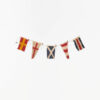 Guirlande de drapeaux marins déployée sur fond blanc