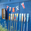 Guirlande de drapeaux marins accrochée un mur extérieur d'une maison bleue