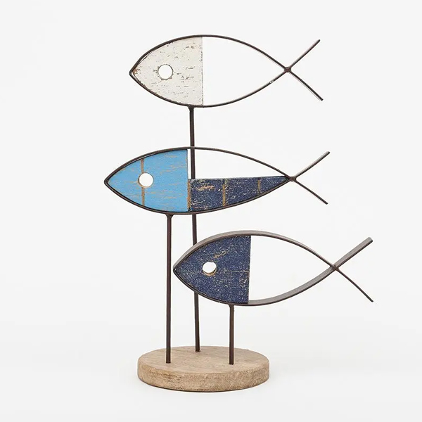 Trio de poissons en bois et en métal recyclé, peints en bleu