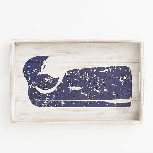 Plateau rectangulaire en bois blanc avec une illustration de baleine peinte en bleu