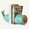 Serre-livres en forme de cachalot turquoise, avec deux livres maintenus