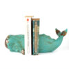 Serre-livres en forme de cachalot turquoise, avec deux livres maintenus