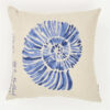 Coussin beige avec un motif de nautilus bleu