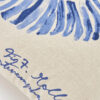 Gros plan sur un coussin beige avec un motif de nautilus bleu