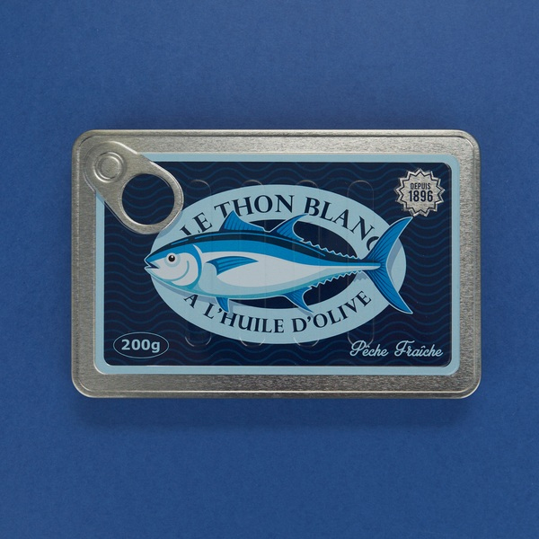 Carnet conserve thon en métal sur fond bleu