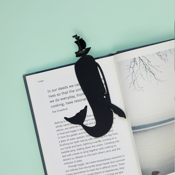 Marque page cachalot posé sur une page d'un livre