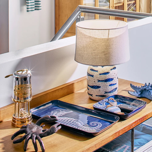 Petite lampe poissons posée sur un beau buffet