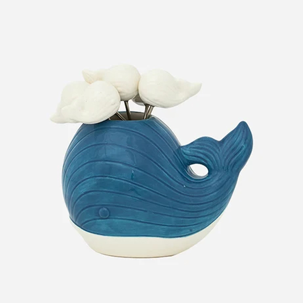 Pot en céramique en forme de baleine contenant des pics à apéro
