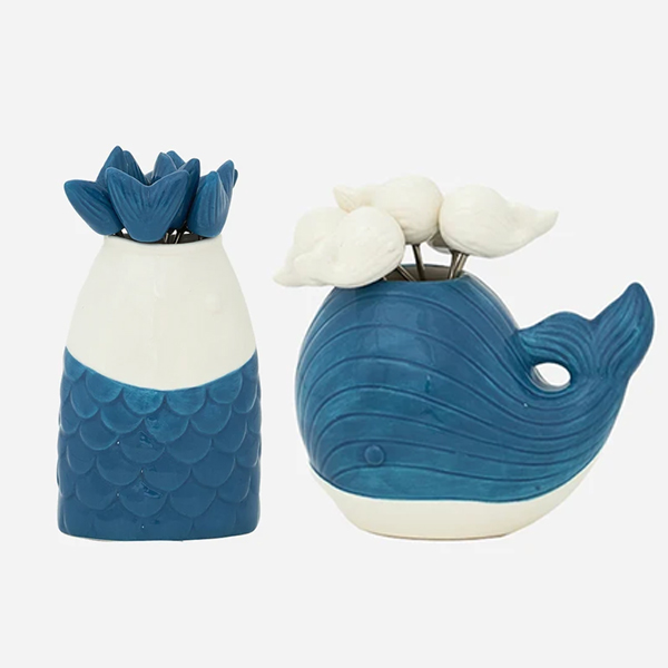 Deux pots en céramique en forme de poisson et baleine contenant des pics à apéro
