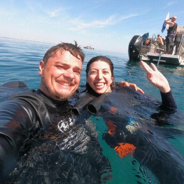 🌊🐠 Bienvenue à Yohann, notre nouveau moniteur de plongée ! 🐙☀️Si vous croisez un grand sourire sous l’eau, c’est sûrement lui ! Yohann, c’est notre nouveau moniteur plein d’énergie et de bonne humeur, prêt à vous embarquer dans des plongées mémorables ici à Argelès-Sur-Mer ! 

Originaire du Nord (eh oui, un vrai Ch’ti !), il a troqué la grisaille pour le bleu Méditerranéen... et il a bien fait ! Après avoir vécu une révélation lors d’un baptême de plongée en République Dominicaine, il a tout quitté pour faire de cette passion son métier. Et c’est dans les Pyrénées-Orientales, sa terre de cœur, qu’il a décidé de poser ses palmes 🐟💙

Il adore les méduses, qu’il trouve aussi élégantes que fascinantes 🪼 Et si vous rêvez de voir un hippocampe, accrochez-vous à ses palmes : il a l’œil pour les dénicher ! 

🧜‍♂️ Venez plonger avec lui, que vous soyez débutant ou plongeur confirmé. Avec Yohann, chaque sortie devient une aventure pleine de curiosités, d’échanges et de belles découvertes ! 

📍Retrouvez-le au centre Magellan à Argelès-sur-Mer… ou sous l’eau ! 😉

magellanargeles moniteurdeplongée diveinstructor instructorssi divecenterssi centredeplongeeargeles plongéebonheur cotevermeille côtevermeille teammagellan superequipe plongéefun bonheursousleau